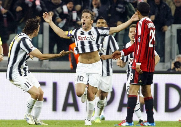 Alessandro Del Piero ăn mừng cùng đồng đội